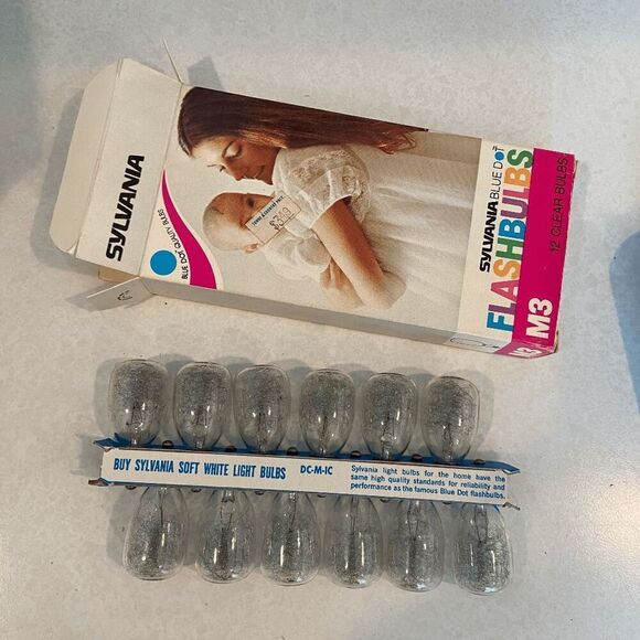 Vintage Sylvania Blue Dot M3 Flashbulbs, 12 Clear Bulbs in Original Box - Picture 1 of 10